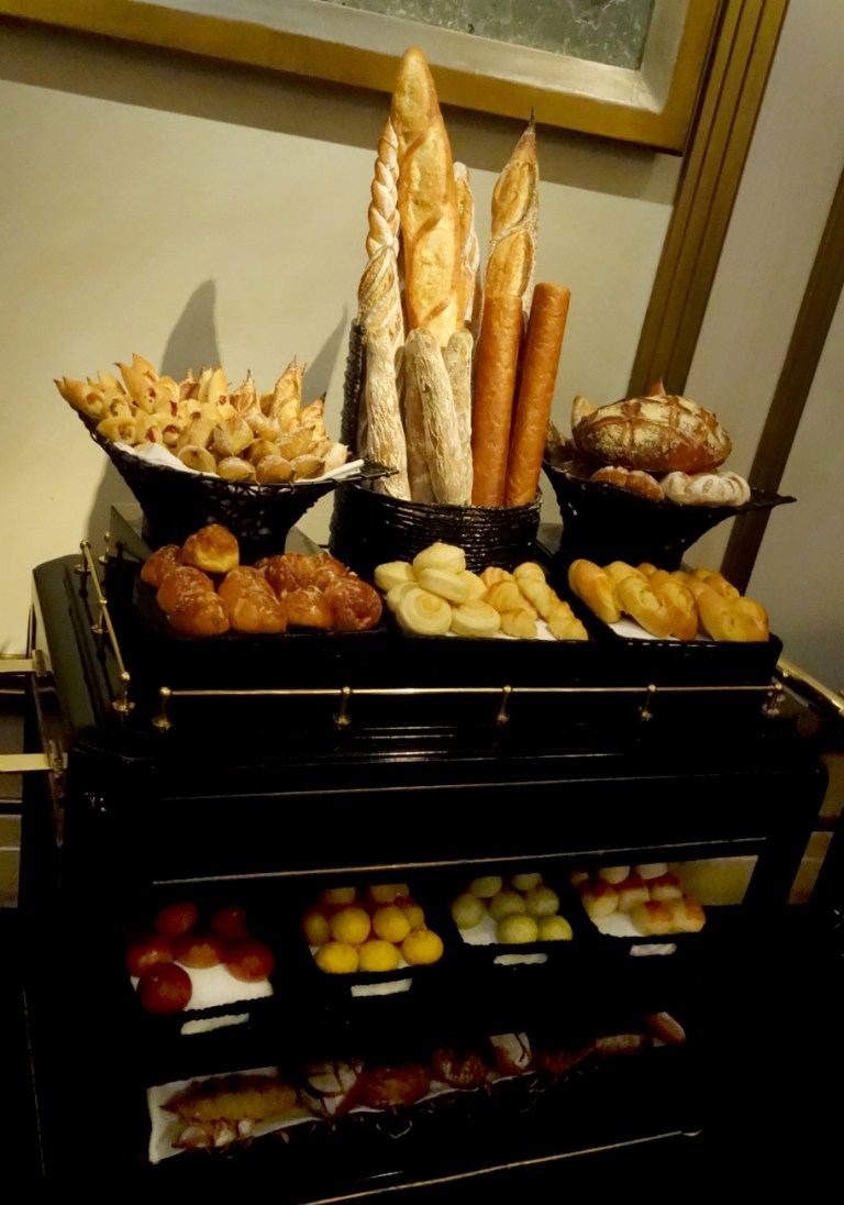 Joël Robuchon – by Joël Robuchon, Las Vegas – The bread cart. Yas.
