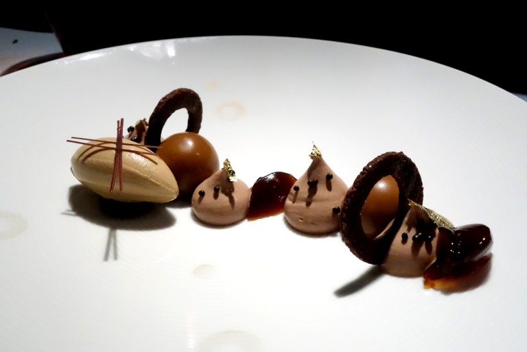 L’Atelier – by Joël Robuchon, Las Vegas –  Dessert – Le Chocolat – Chocolate sensation, “crémeux” Araguani (a chocolate), and oreo cookie crumbs. Such gorgeous plating; I love the light chocolate dust circles on the plate. 